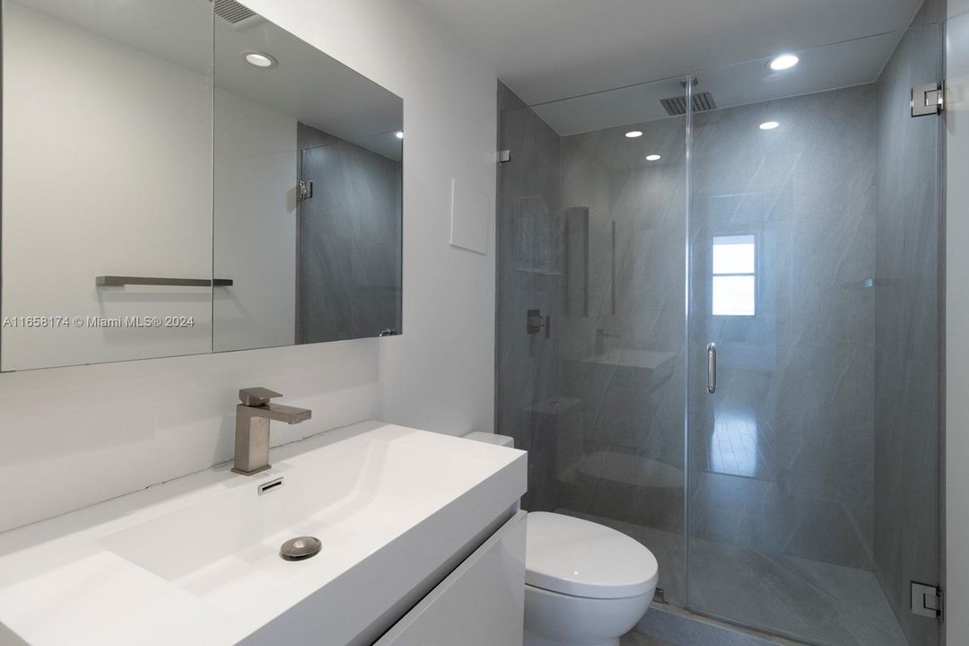 For Sale: $675,000 (1 beds, 1 baths, 856 Square Feet)