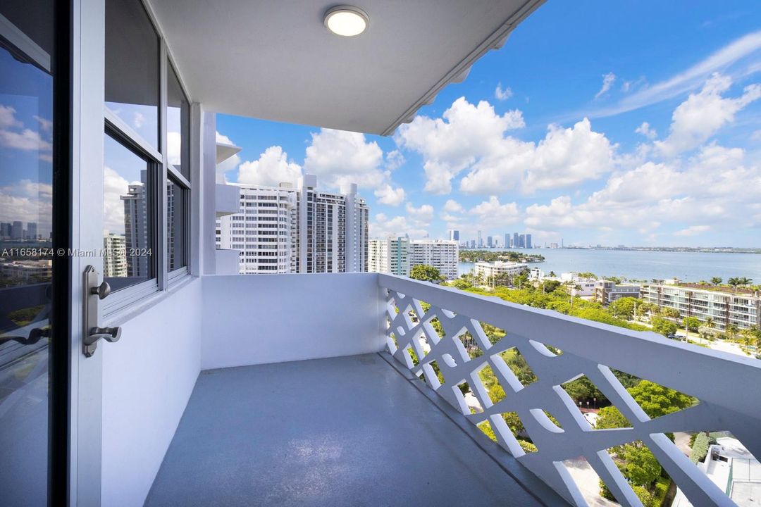 For Sale: $675,000 (1 beds, 1 baths, 856 Square Feet)