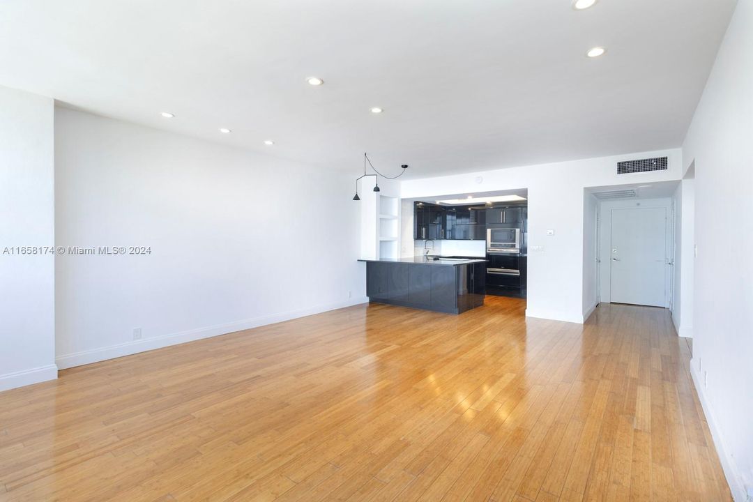 For Sale: $675,000 (1 beds, 1 baths, 856 Square Feet)