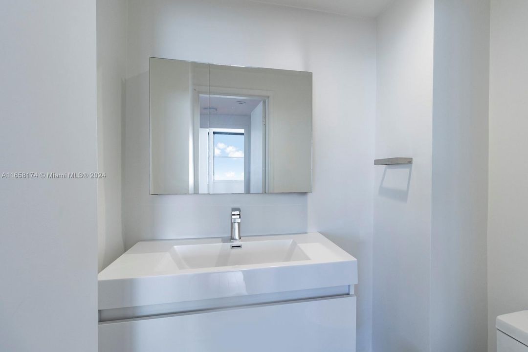 For Sale: $675,000 (1 beds, 1 baths, 856 Square Feet)