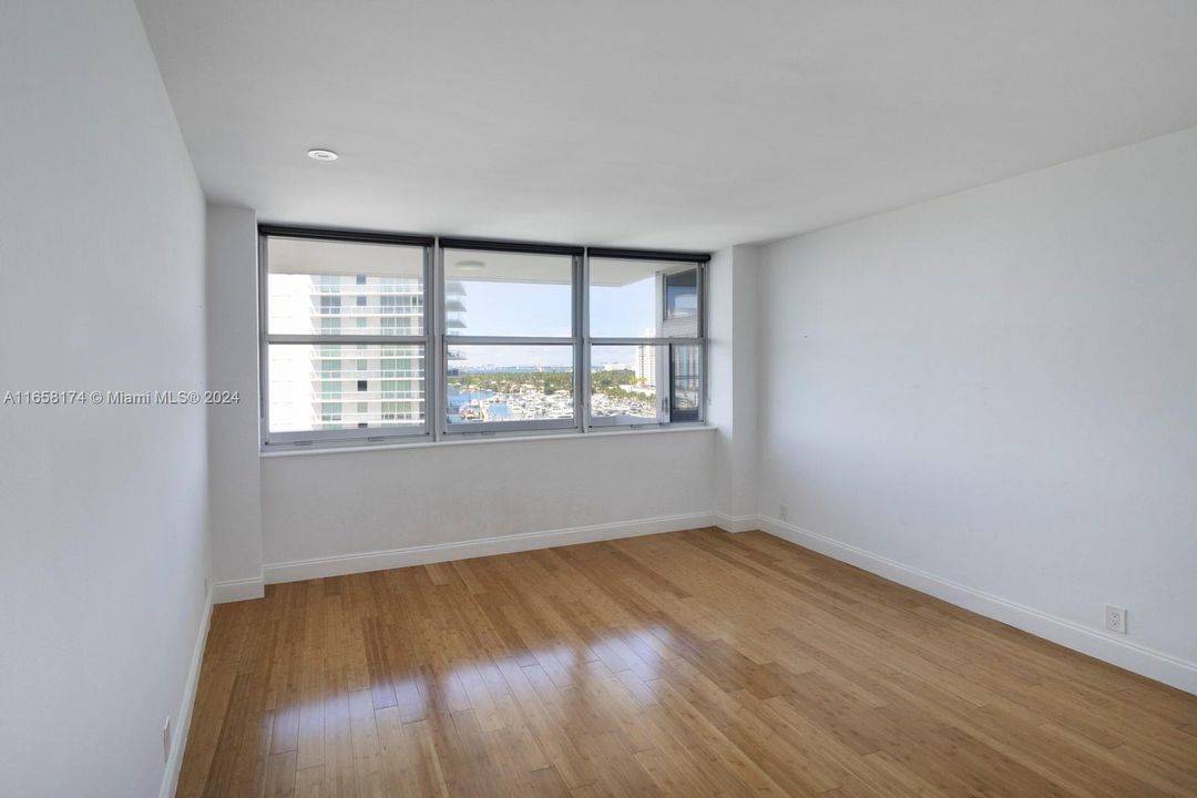 For Sale: $675,000 (1 beds, 1 baths, 856 Square Feet)