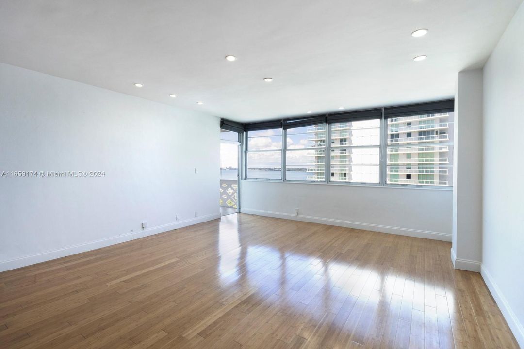 For Sale: $675,000 (1 beds, 1 baths, 856 Square Feet)