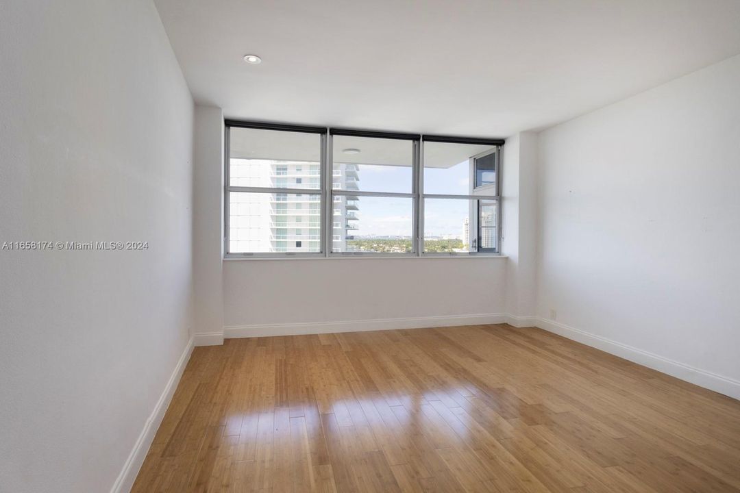 For Sale: $675,000 (1 beds, 1 baths, 856 Square Feet)