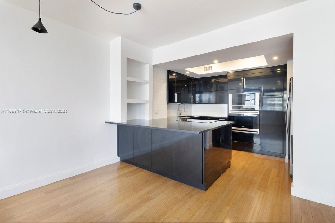 For Sale: $675,000 (1 beds, 1 baths, 856 Square Feet)