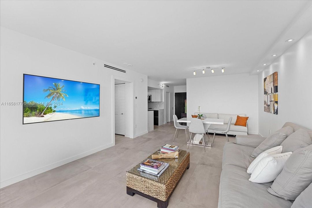 For Sale: $950,000 (1 beds, 1 baths, 740 Square Feet)