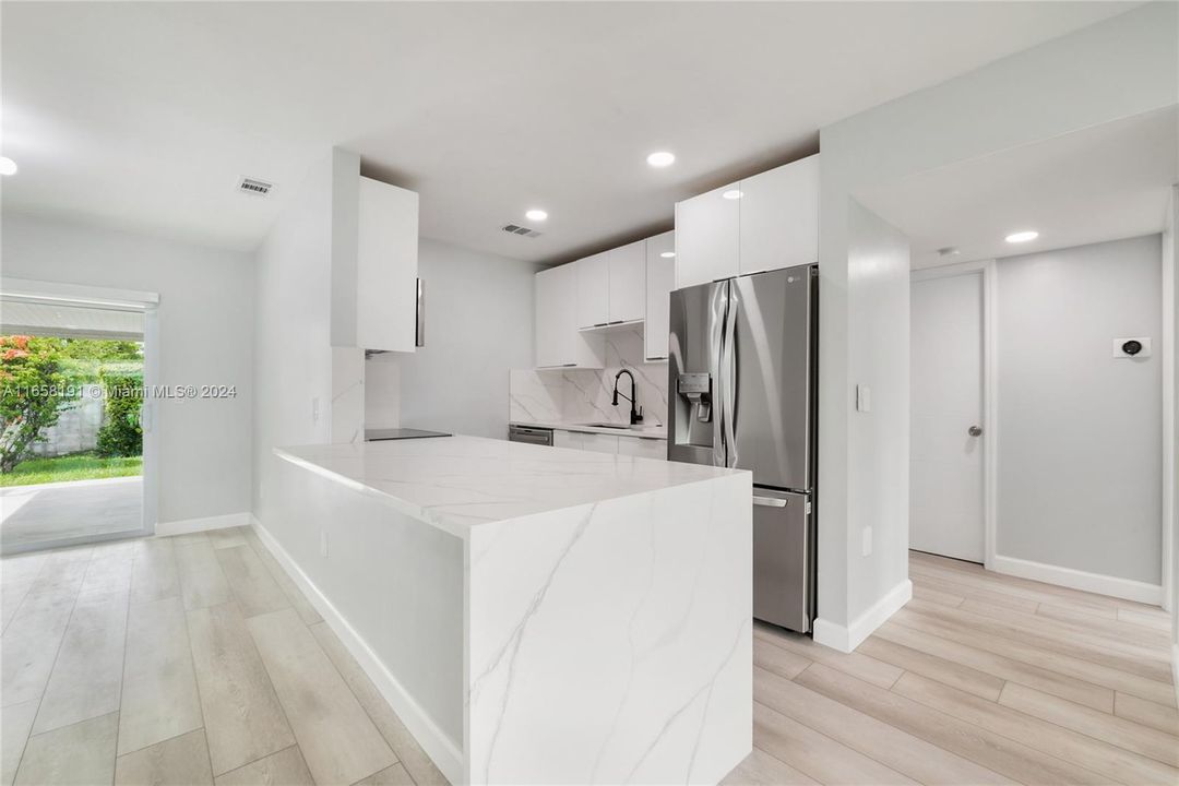 Active With Contract: $2,800 (2 beds, 1 baths, 964 Square Feet)