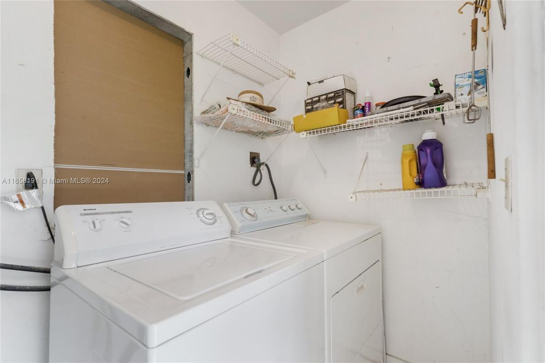 Active With Contract: $2,800 (2 beds, 1 baths, 964 Square Feet)