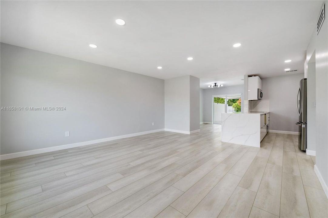 Active With Contract: $2,800 (2 beds, 1 baths, 964 Square Feet)