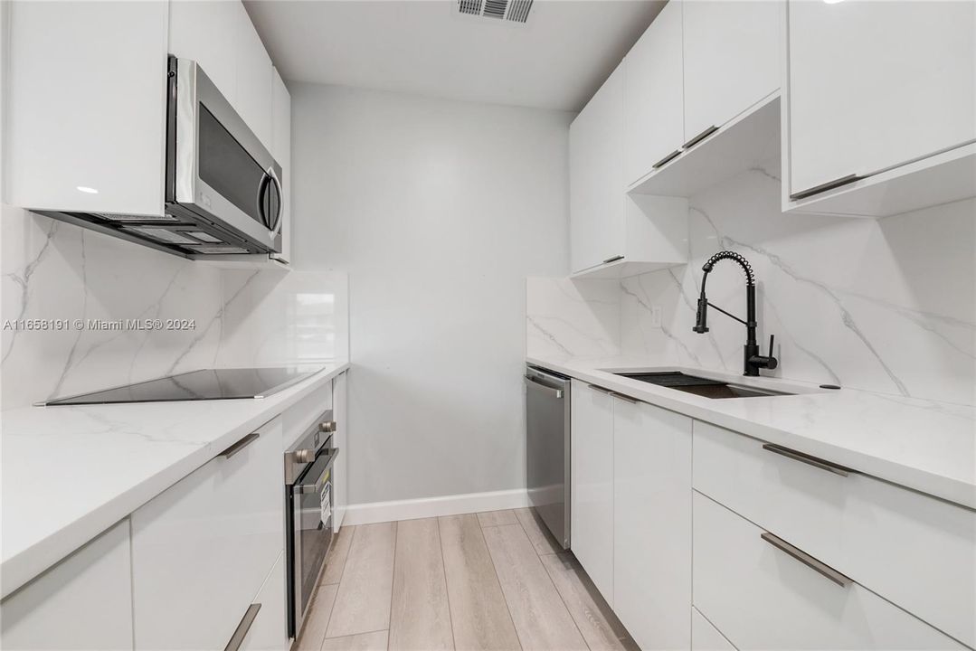 Active With Contract: $2,800 (2 beds, 1 baths, 964 Square Feet)