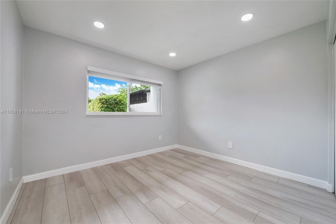 Active With Contract: $2,800 (2 beds, 1 baths, 964 Square Feet)