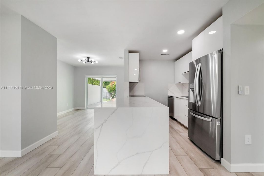 Active With Contract: $2,800 (2 beds, 1 baths, 964 Square Feet)