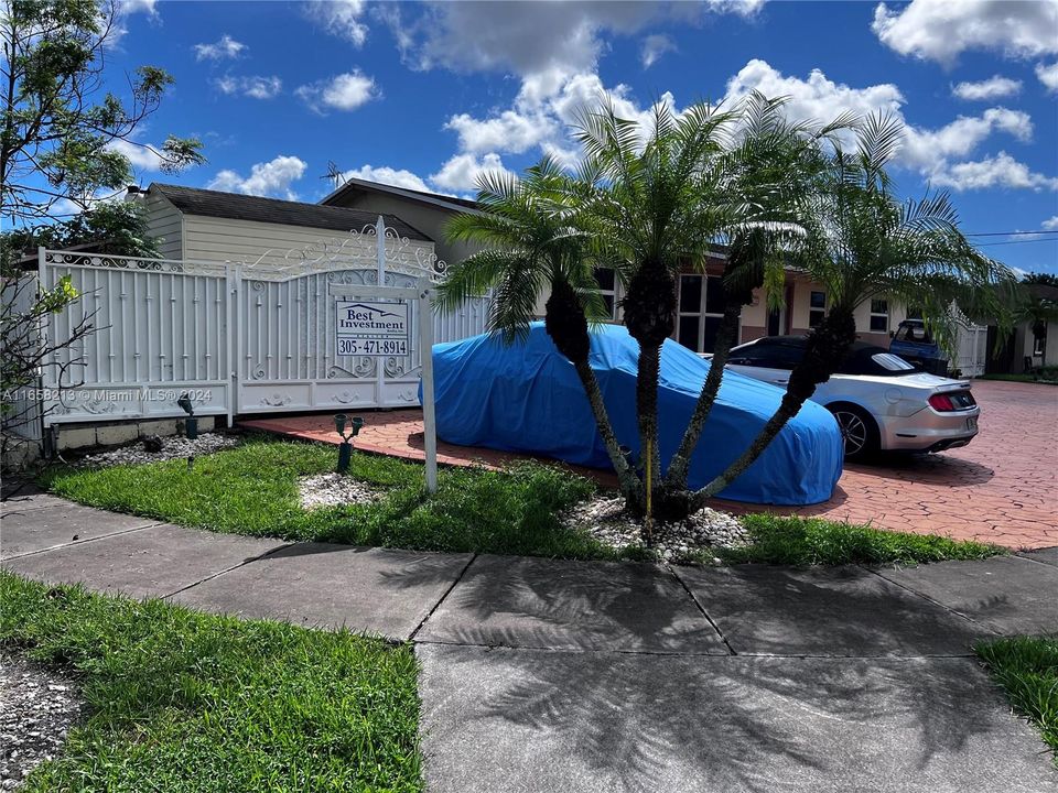 For Sale: $699,900 (3 beds, 2 baths, 2251 Square Feet)