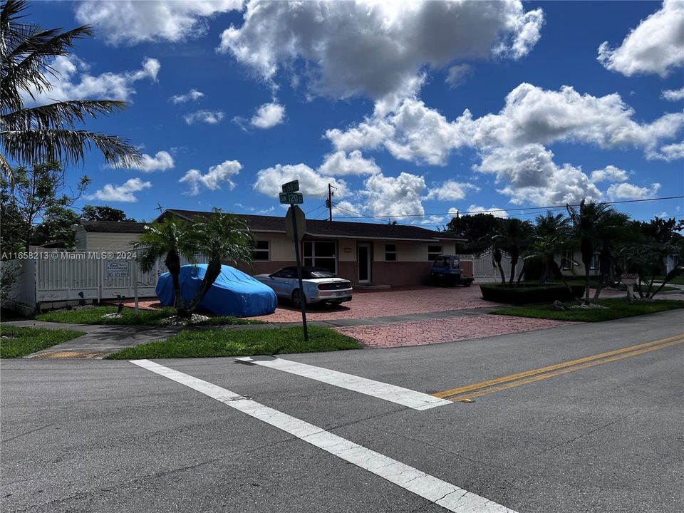 For Sale: $699,900 (3 beds, 2 baths, 2251 Square Feet)