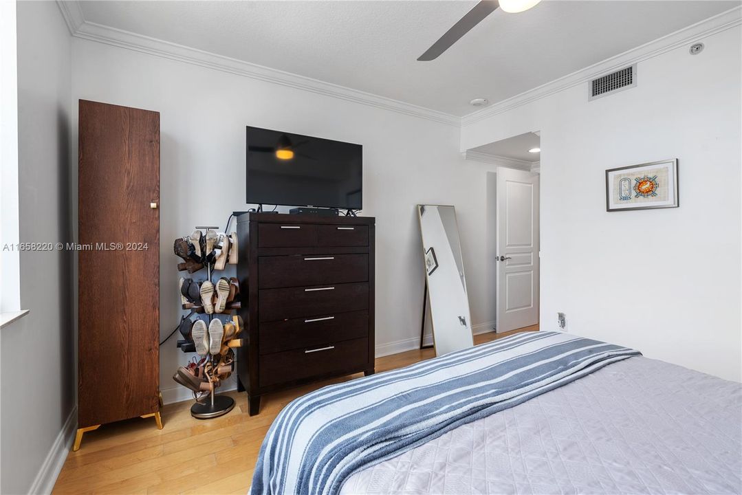 For Sale: $437,000 (1 beds, 1 baths, 847 Square Feet)