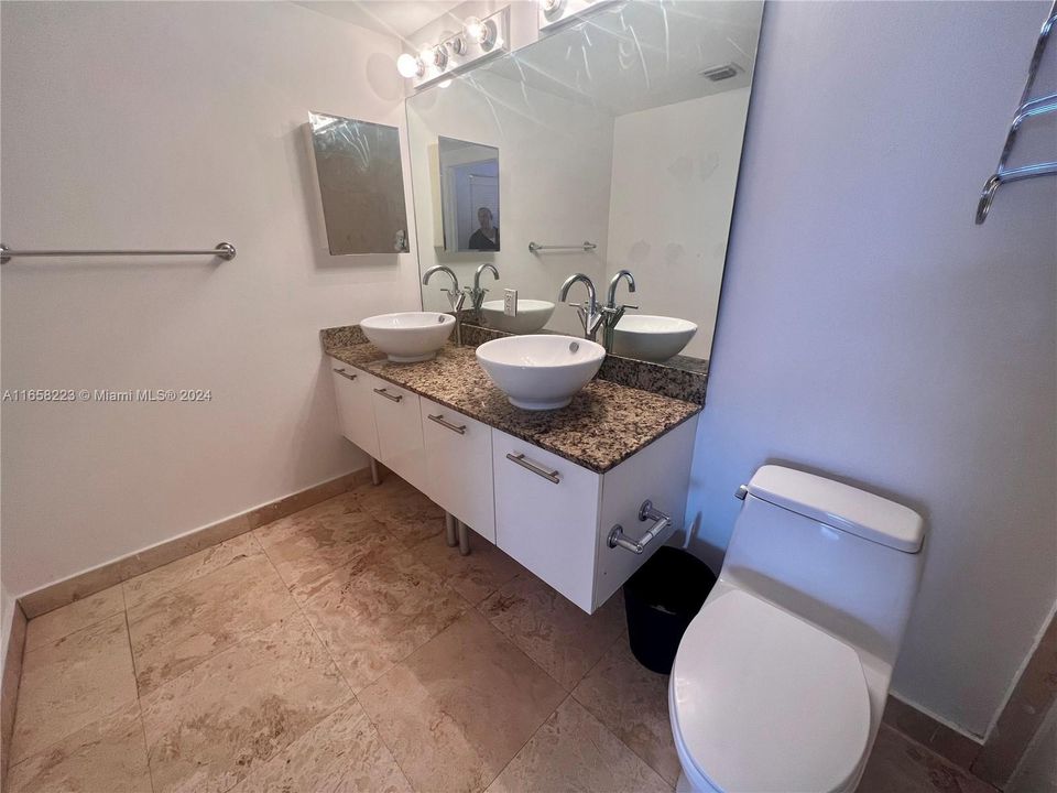 For Sale: $539,000 (1 beds, 1 baths, 952 Square Feet)