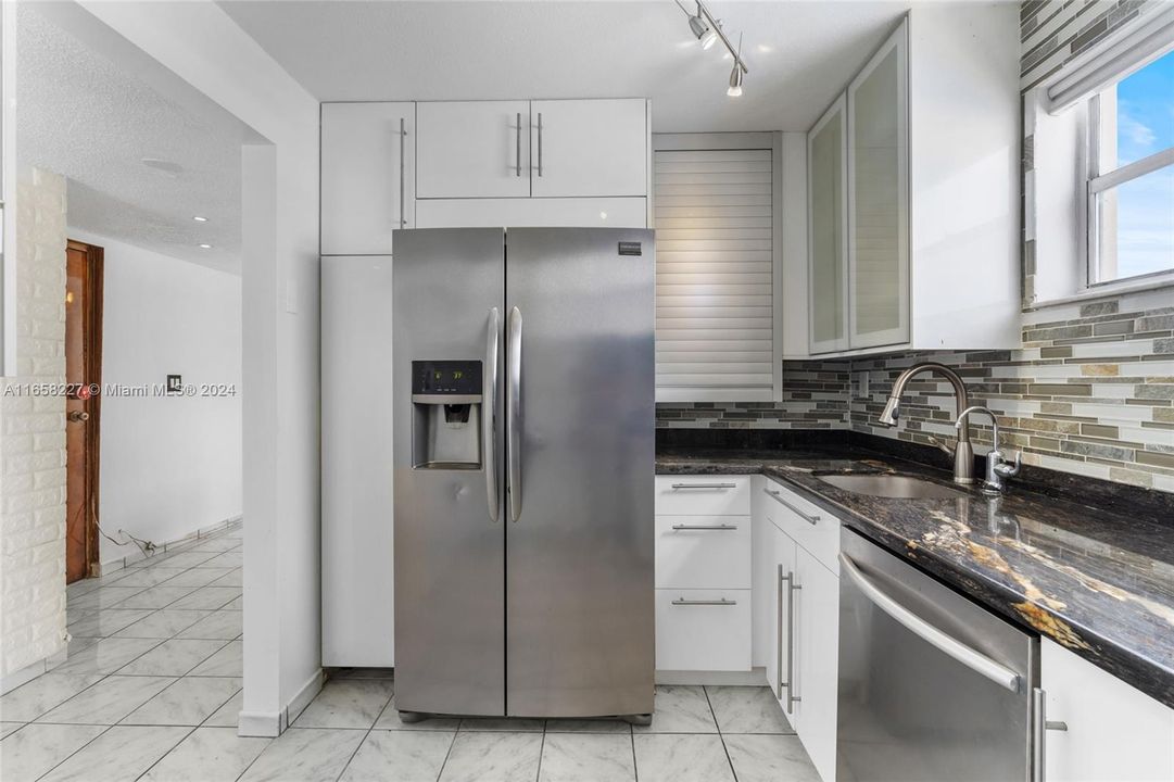 For Sale: $525,000 (2 beds, 2 baths, 980 Square Feet)