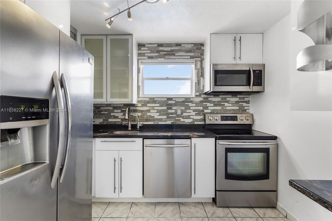 For Sale: $525,000 (2 beds, 2 baths, 980 Square Feet)