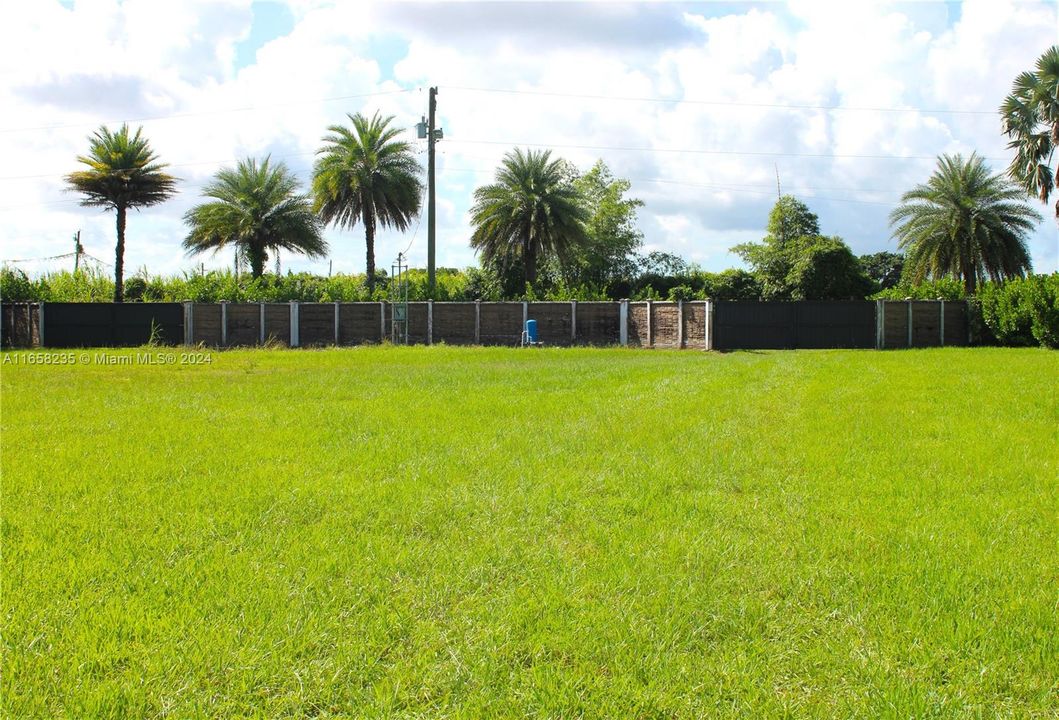 En Venta: $400,000 (1.13 acres)