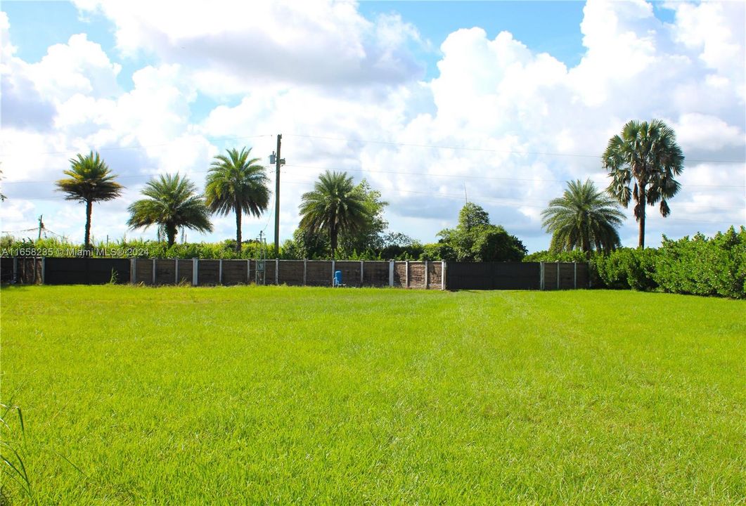 En Venta: $400,000 (1.13 acres)