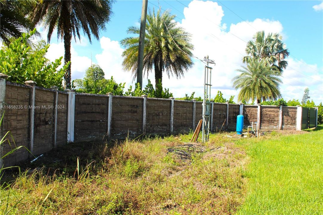 En Venta: $400,000 (1.13 acres)