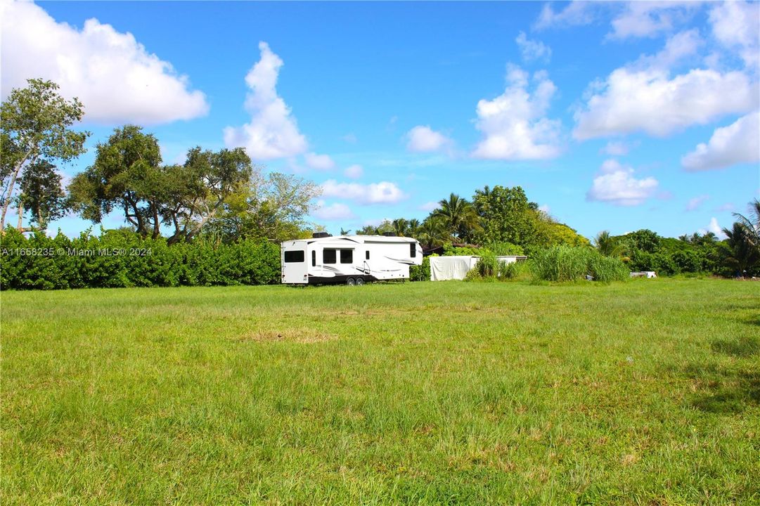 На продажу: $400,000 (1.13 acres)