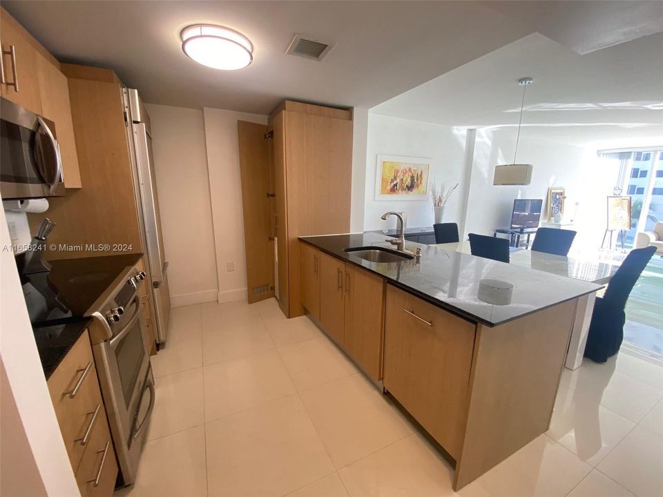 For Sale: $890,000 (1 beds, 1 baths, 896 Square Feet)