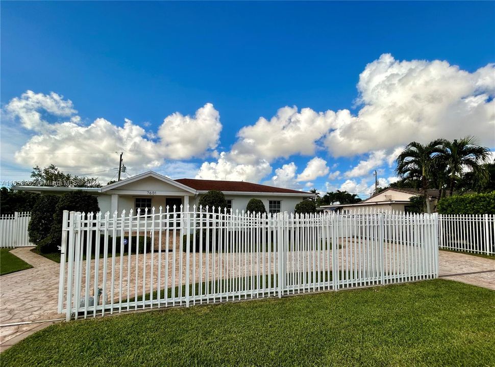 For Sale: $920,000 (3 beds, 3 baths, 1657 Square Feet)