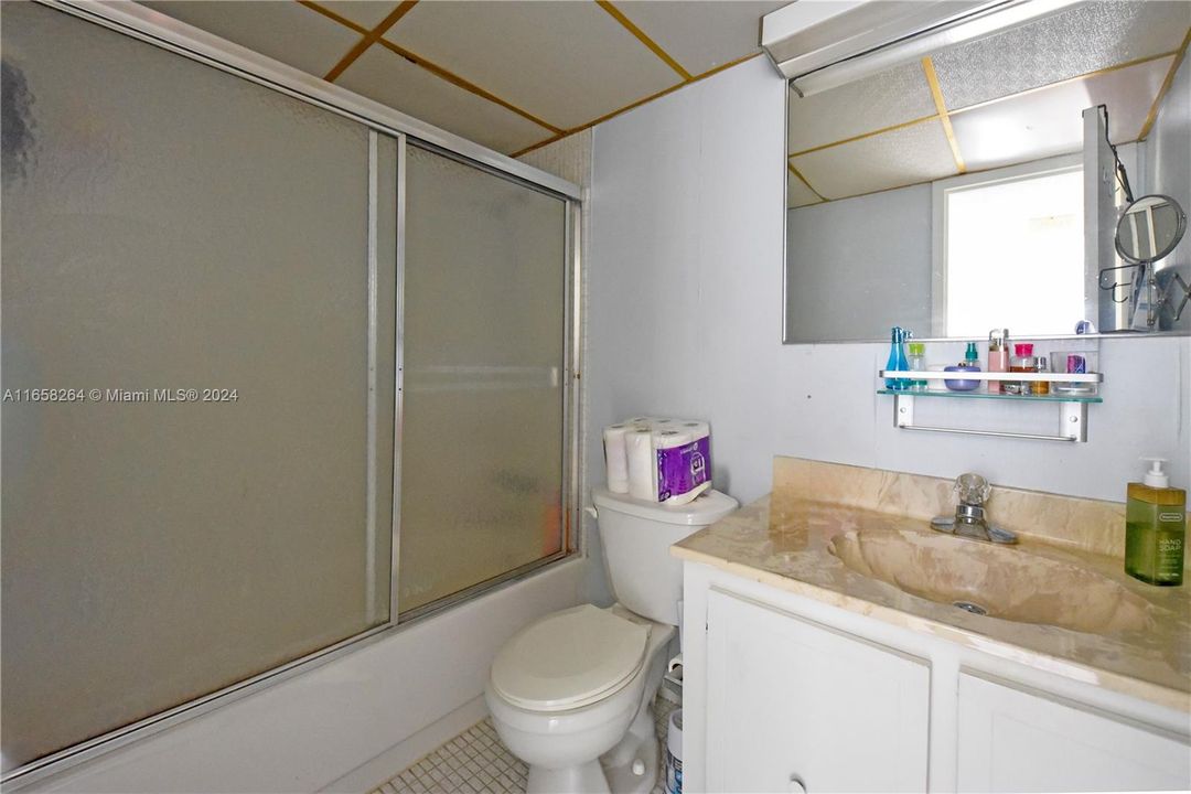 For Sale: $335,000 (1 beds, 1 baths, 546 Square Feet)