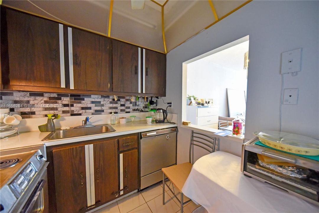 For Sale: $335,000 (1 beds, 1 baths, 546 Square Feet)