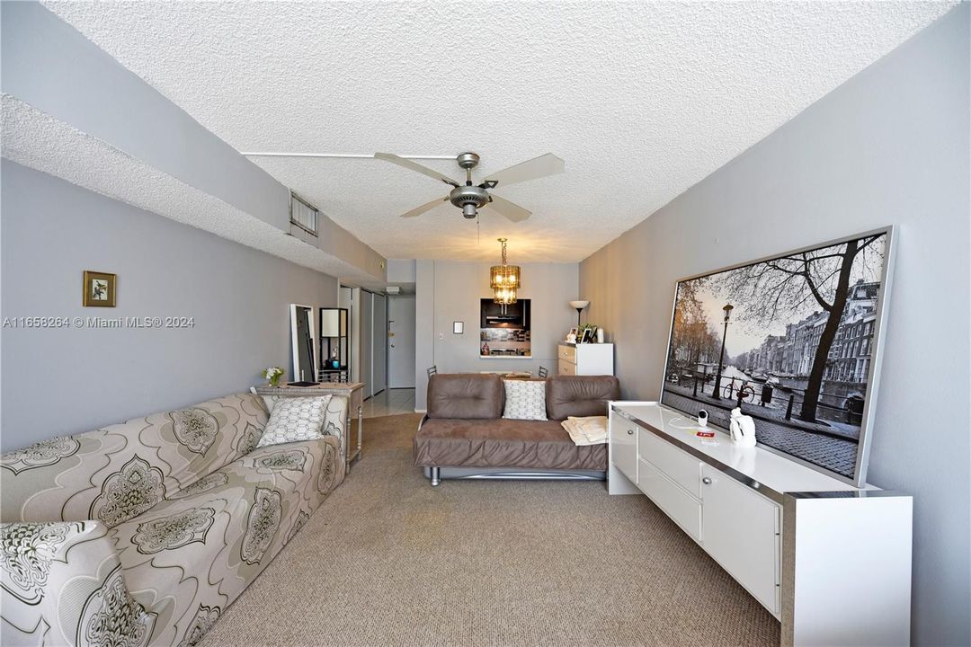 For Sale: $335,000 (1 beds, 1 baths, 546 Square Feet)