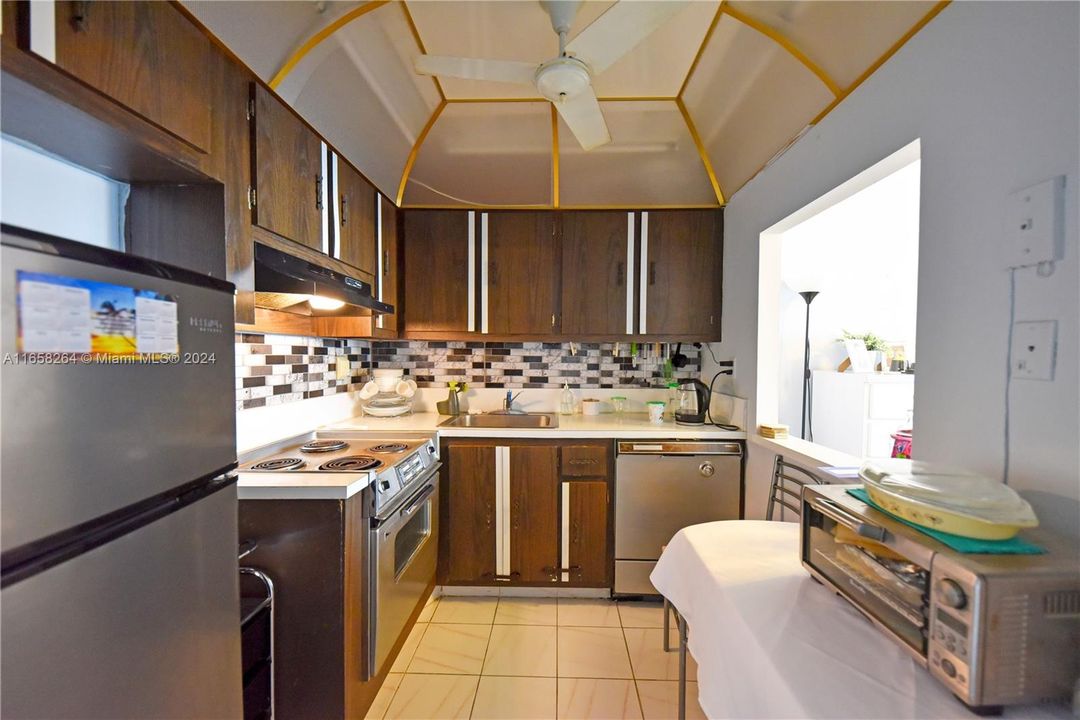 For Sale: $335,000 (1 beds, 1 baths, 546 Square Feet)