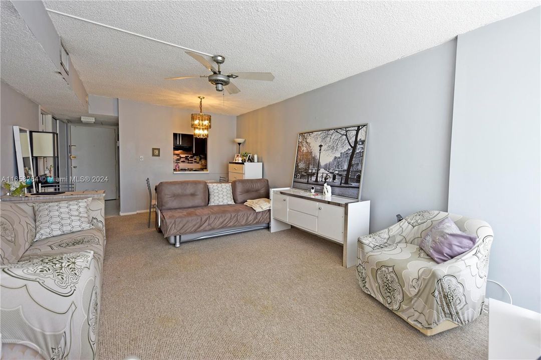 For Sale: $335,000 (1 beds, 1 baths, 546 Square Feet)