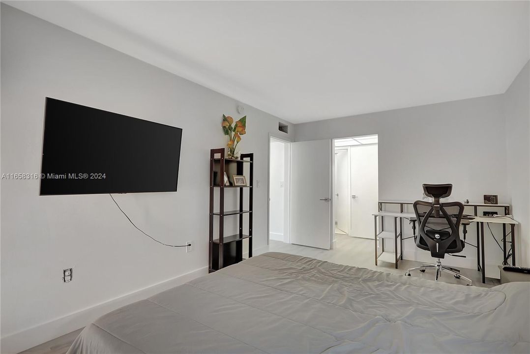 For Sale: $315,000 (2 beds, 2 baths, 983 Square Feet)