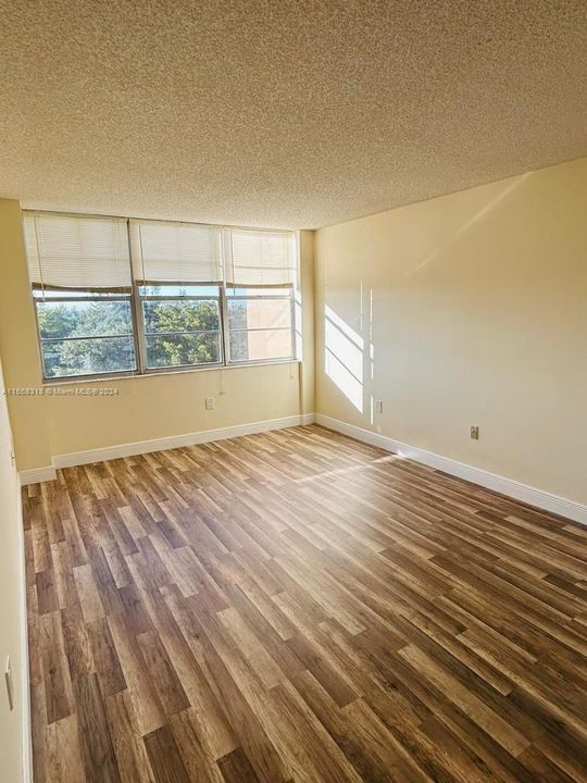 For Rent: $2,200 (2 beds, 2 baths, 980 Square Feet)