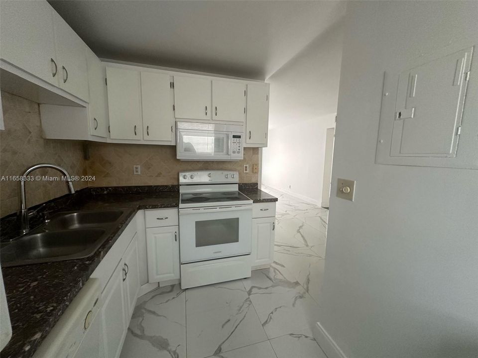 For Rent: $1,850 (2 beds, 1 baths, 830 Square Feet)