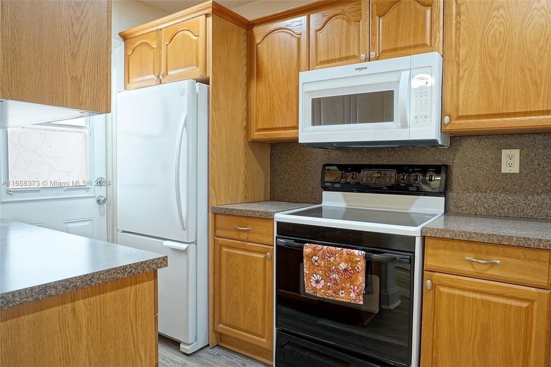 For Sale: $249,900 (1 beds, 1 baths, 753 Square Feet)