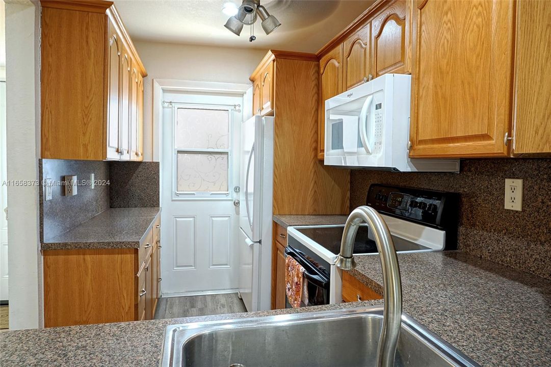 For Sale: $249,900 (1 beds, 1 baths, 753 Square Feet)