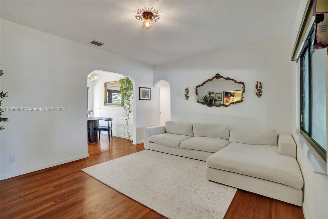 For Sale: $962,500 (2 beds, 1 baths, 750 Square Feet)