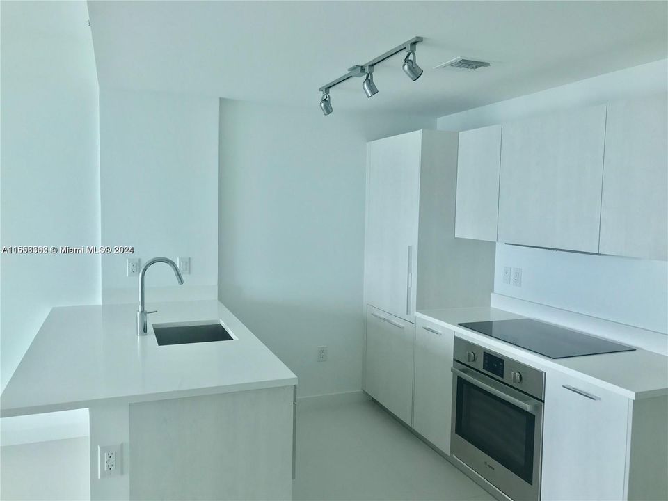 For Sale: $530,000 (1 beds, 1 baths, 610 Square Feet)