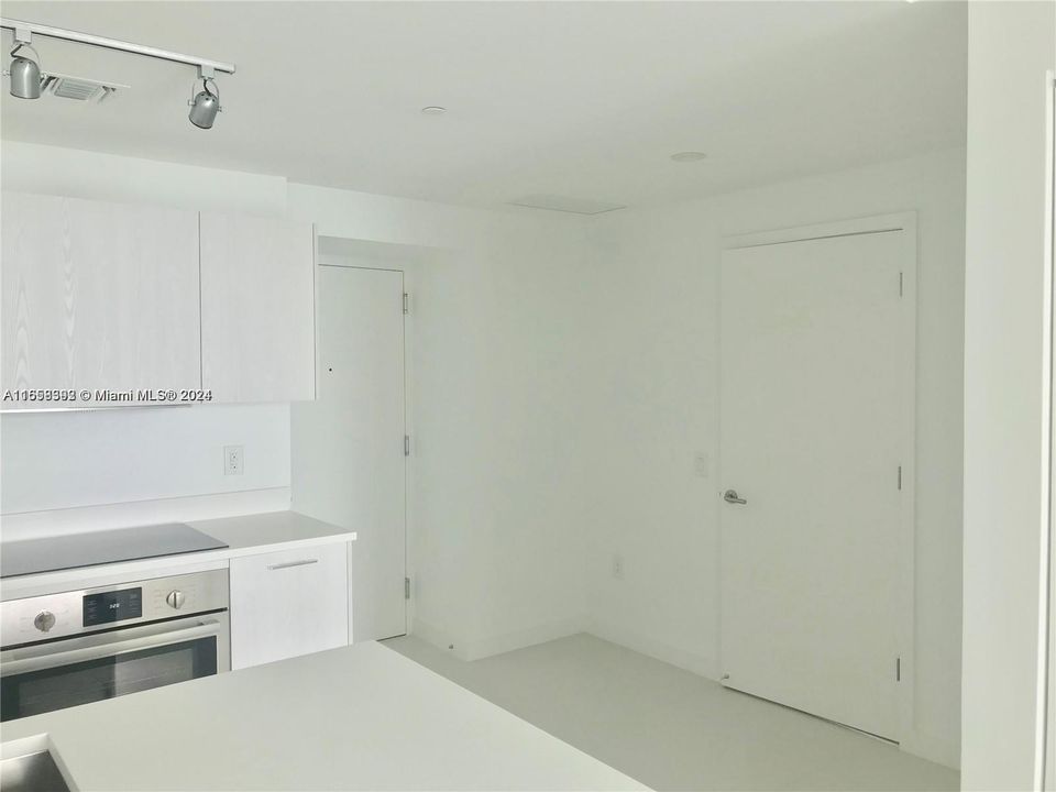 For Sale: $530,000 (1 beds, 1 baths, 610 Square Feet)