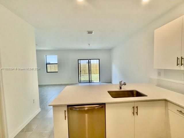 For Rent: $2,900 (3 beds, 2 baths, 1697 Square Feet)