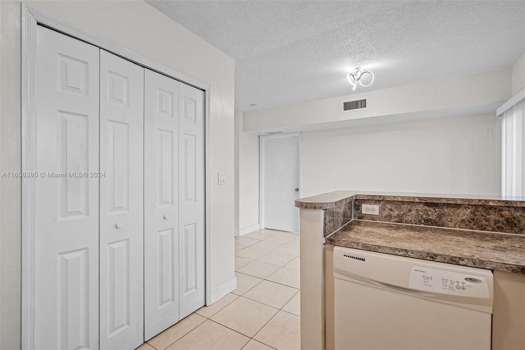 For Sale: $260,000 (3 beds, 2 baths, 1196 Square Feet)