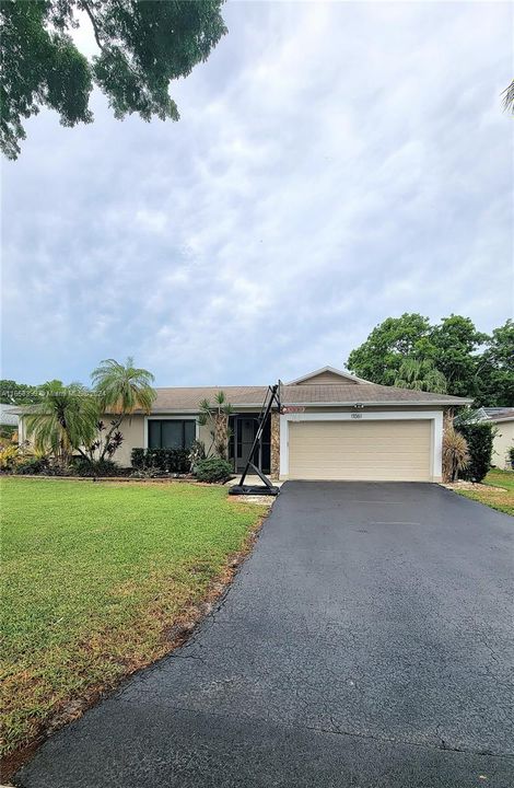 For Sale: $700,000 (4 beds, 2 baths, 1954 Square Feet)