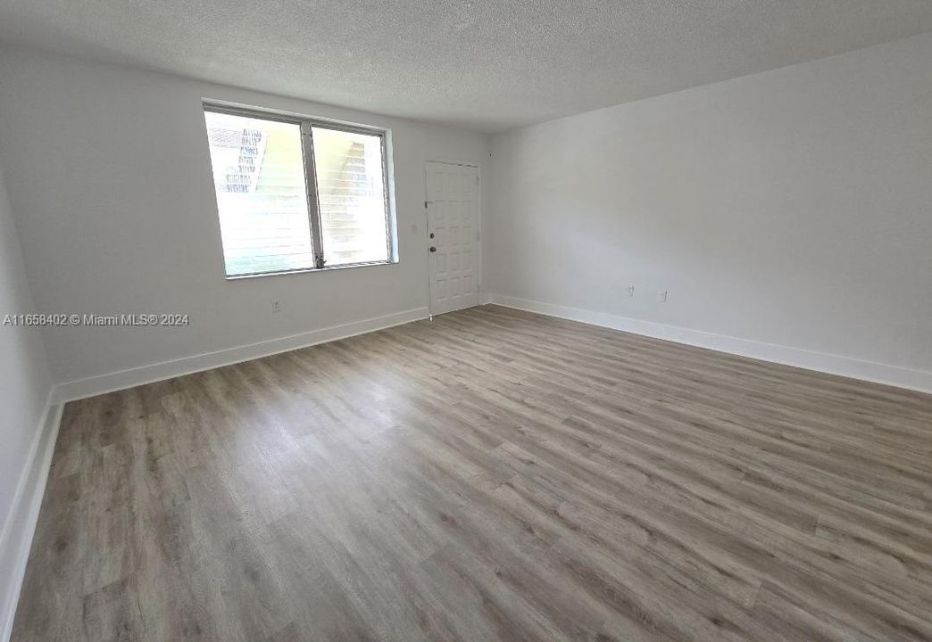 For Rent: $1,750 (1 beds, 1 baths, 692 Square Feet)