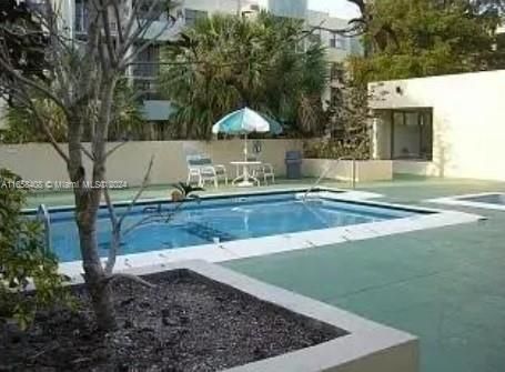 For Rent: $2,200 (2 beds, 2 baths, 827 Square Feet)