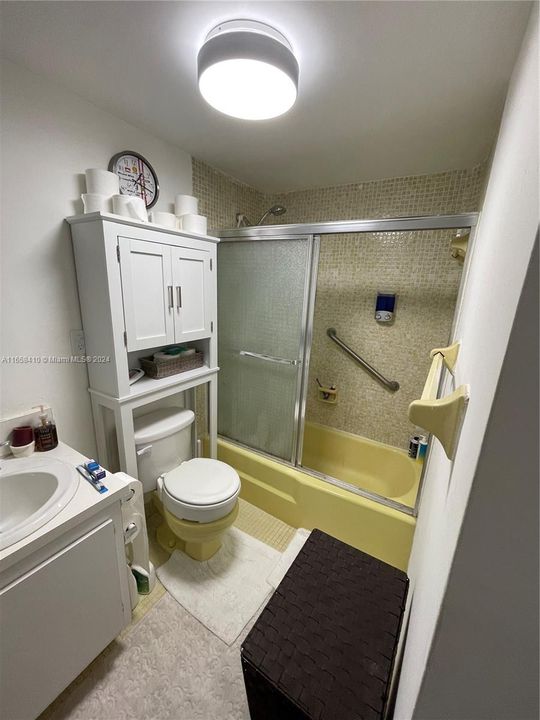 Active With Contract: $1,650 (1 beds, 1 baths, 666 Square Feet)