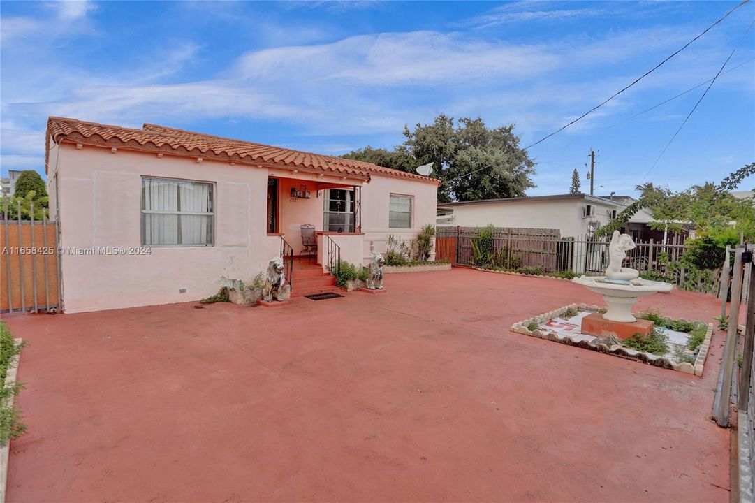 For Sale: $850,000 (5 beds, 2 baths, 1419 Square Feet)