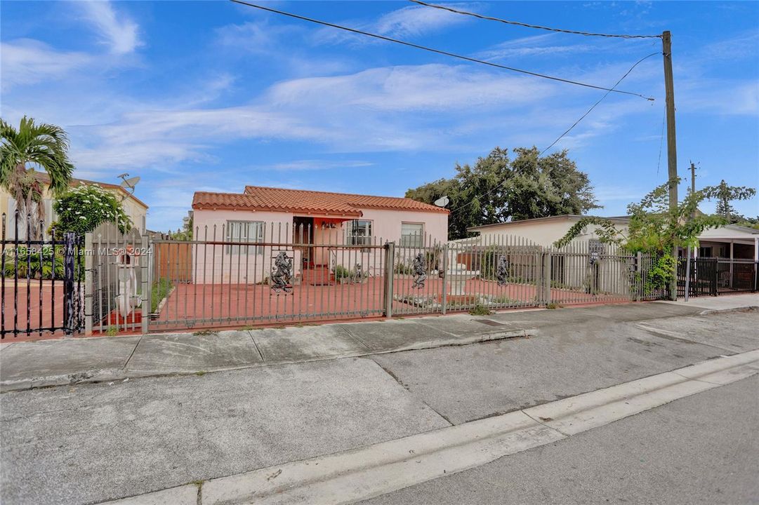 For Sale: $850,000 (5 beds, 2 baths, 1419 Square Feet)