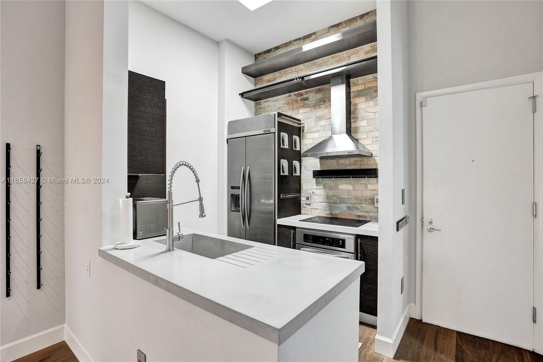 For Sale: $539,900 (1 beds, 1 baths, 851 Square Feet)