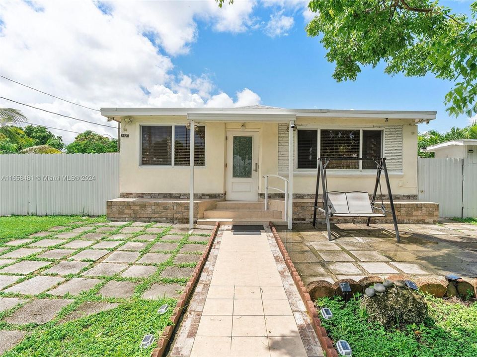 For Sale: $525,000 (4 beds, 2 baths, 1138 Square Feet)